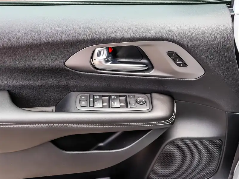 2027 Chrysler Pacifica Select, bílá, 10 km, dovoz Kanada — foto 5 z 12