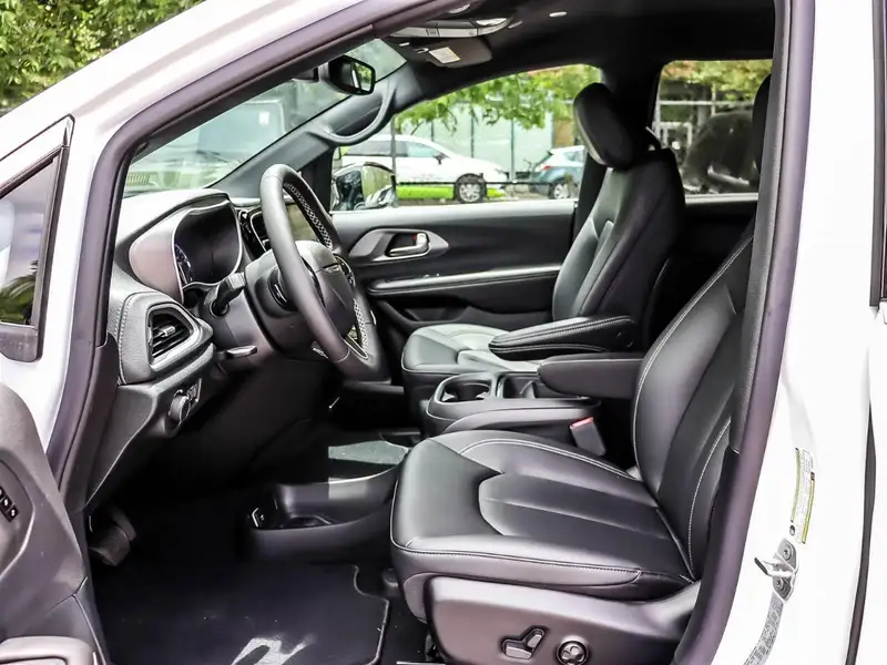 2027 Chrysler Pacifica Select, bílá, 10 km, dovoz Kanada — foto 7 z 12