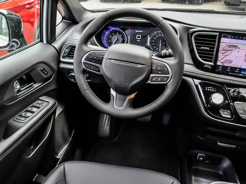 2027 Chrysler Pacifica Select, bílá, 10 km, dovoz Kanada — foto 9 z 12