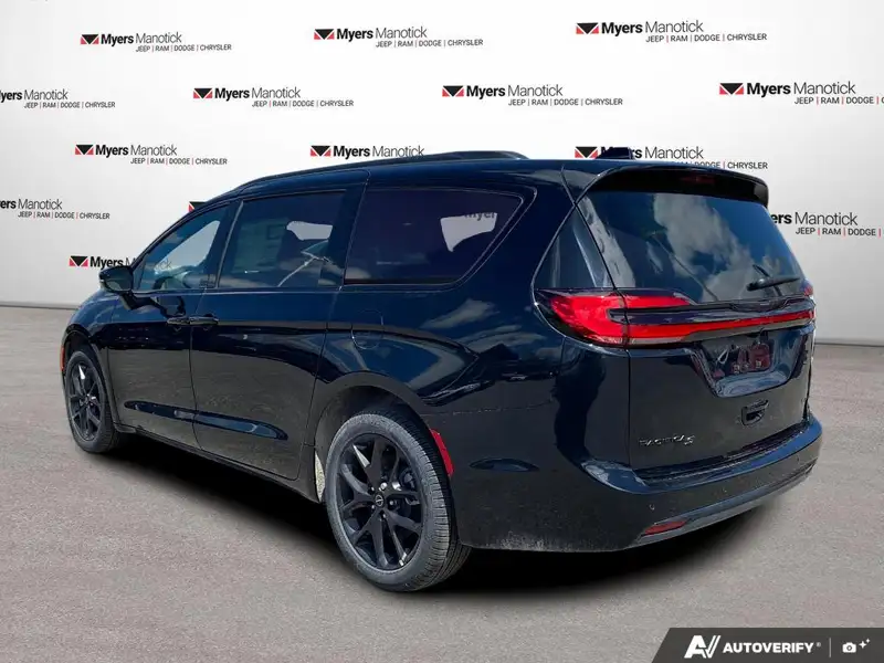 2026 Chrysler Pacifica Select AWD, černá, 10 785 km, dovoz Kanada — foto 3 z 12