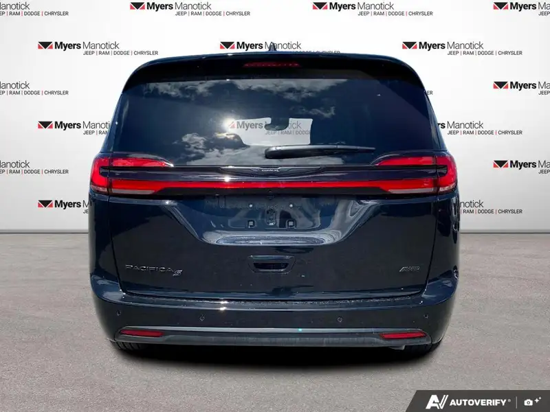 2026 Chrysler Pacifica Select AWD, černá, 10 785 km, dovoz Kanada — foto 4 z 12