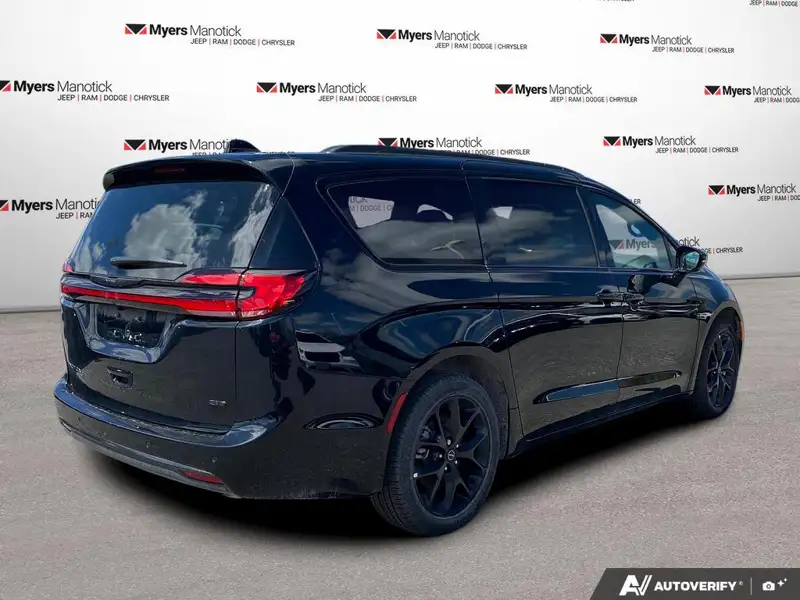 2026 Chrysler Pacifica Select AWD, černá, 10 785 km, dovoz Kanada — foto 5 z 12