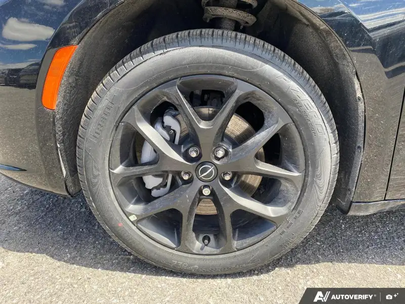 2026 Chrysler Pacifica Select AWD, černá, 10 785 km, dovoz Kanada — foto 9 z 12