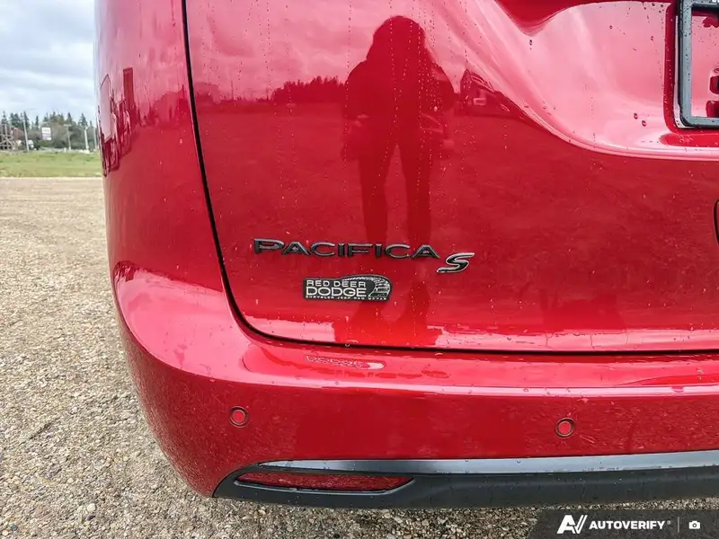 2027 Chrysler Pacifica Select, červená, 15 km, dovoz Kanada — foto 11 z 12