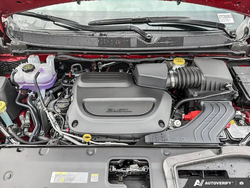 2027 Chrysler Pacifica Select, červená, 15 km, dovoz Kanada — foto 12 z 12