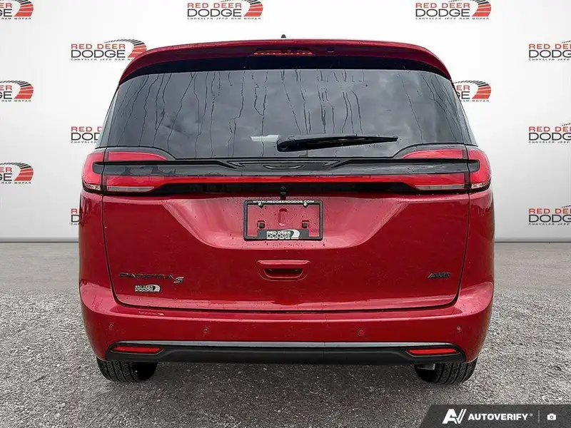 2027 Chrysler Pacifica Select, červená, 15 km, dovoz Kanada — foto 4 z 12
