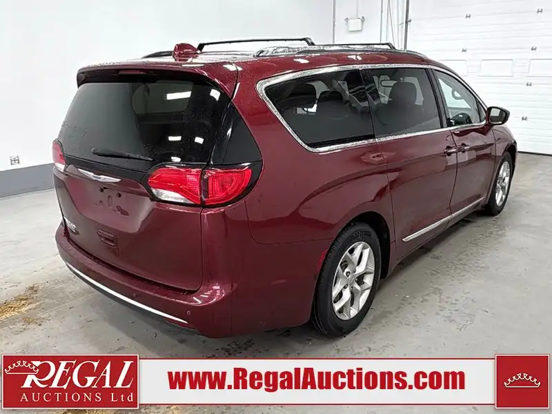 2018 Chrysler Pacifica, červená, 177 630 km, dovoz Kanada — foto 3 z 12
