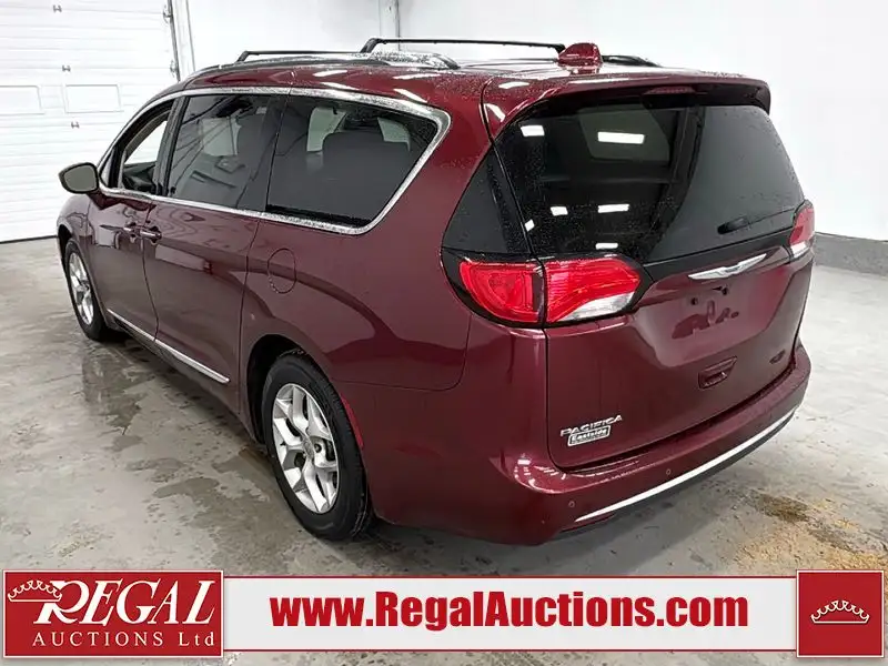 2018 Chrysler Pacifica, červená, 177 630 km, dovoz Kanada — foto 4 z 12