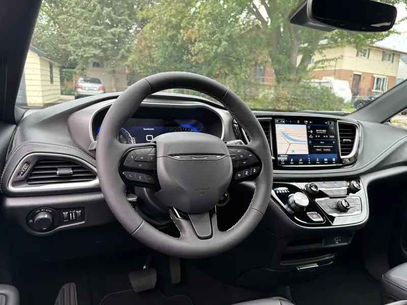 2027 Chrysler Pacifica, červená, 20 km, dovoz Kanada — foto 10 z 12
