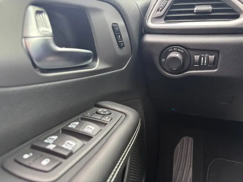 2027 Chrysler Pacifica, červená, 20 km, dovoz Kanada — foto 11 z 12