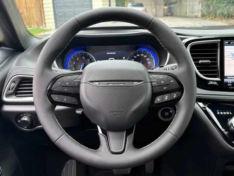 2027 Chrysler Pacifica, červená, 20 km, dovoz Kanada — foto 12 z 12