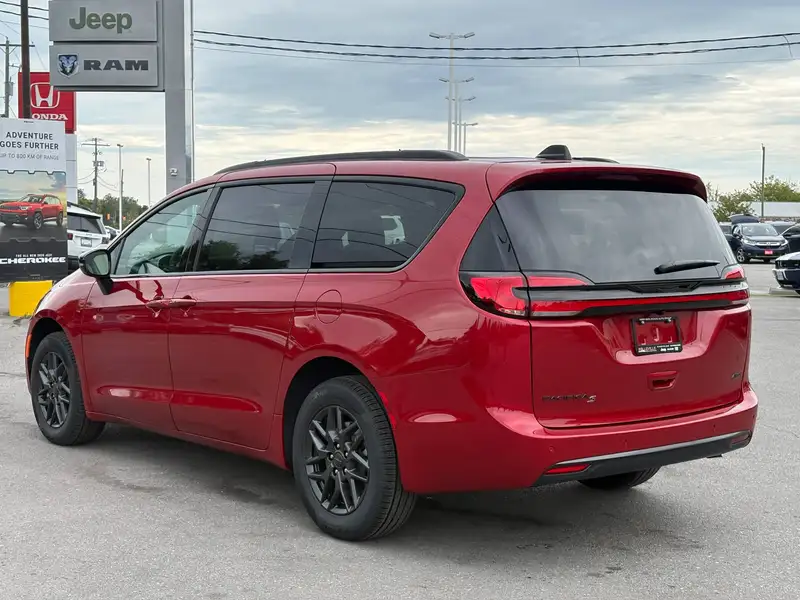 2027 Chrysler Pacifica, červená, 20 km, dovoz Kanada — foto 2 z 12