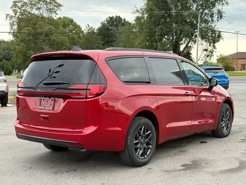 2027 Chrysler Pacifica, červená, 20 km, dovoz Kanada — foto 3 z 12