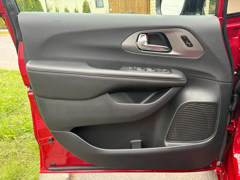 2027 Chrysler Pacifica, červená, 20 km, dovoz Kanada — foto 5 z 12