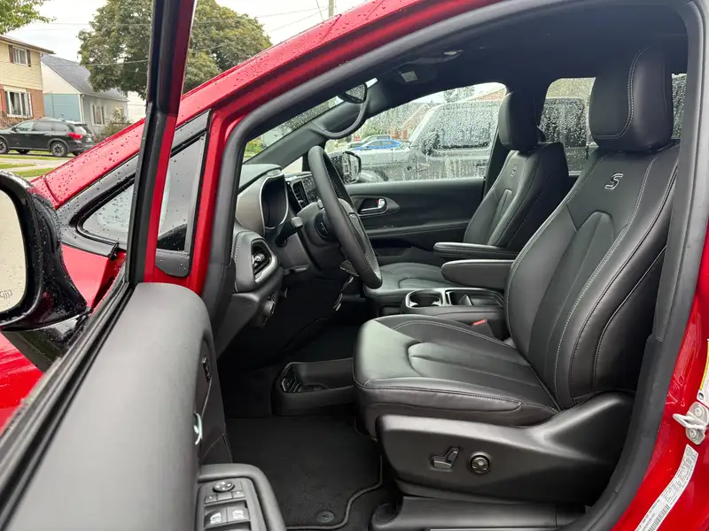 2027 Chrysler Pacifica, červená, 20 km, dovoz Kanada — foto 6 z 12