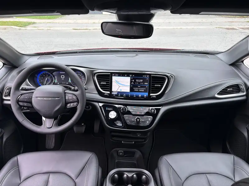 2027 Chrysler Pacifica, červená, 20 km, dovoz Kanada — foto 9 z 12