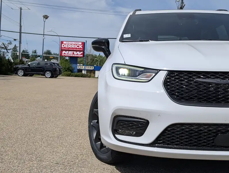 2026 Chrysler Pacifica Select, bílá, 16 km, dovoz Kanada — foto 11 z 12