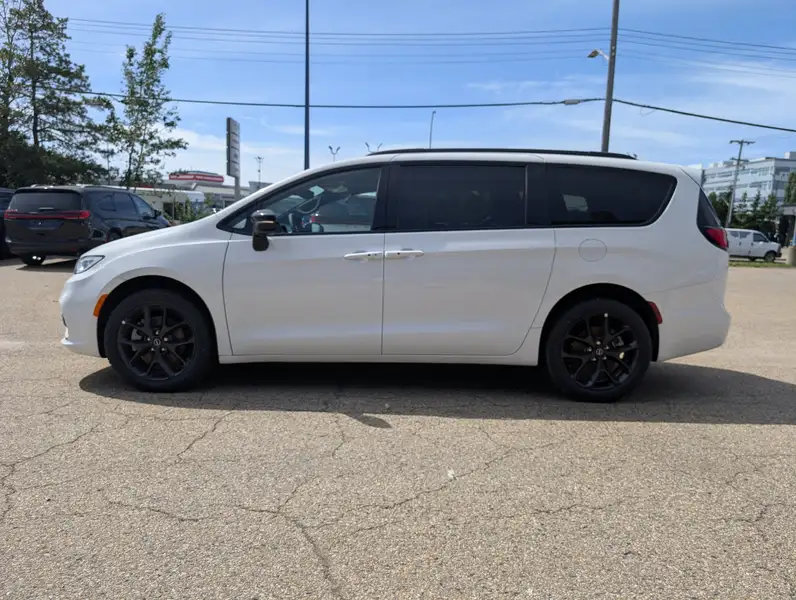 2026 Chrysler Pacifica Select, bílá, 16 km, dovoz Kanada — foto 3 z 12