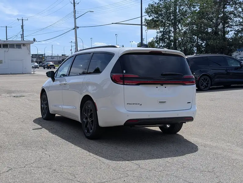 2026 Chrysler Pacifica Select, bílá, 16 km, dovoz Kanada — foto 4 z 12