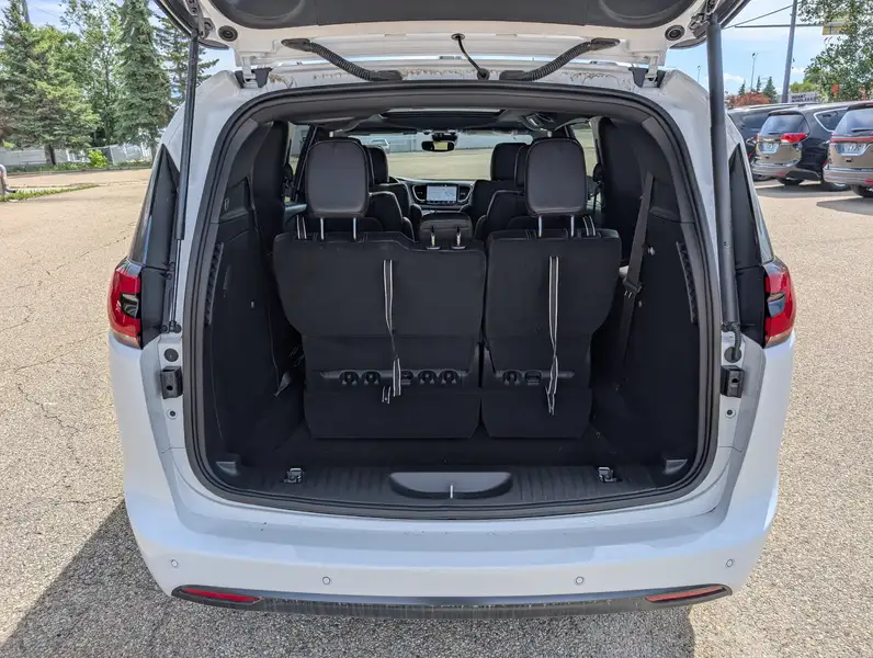 2026 Chrysler Pacifica Select, bílá, 16 km, dovoz Kanada — foto 6 z 12