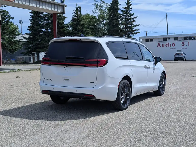 2026 Chrysler Pacifica Select, bílá, 16 km, dovoz Kanada — foto 7 z 12