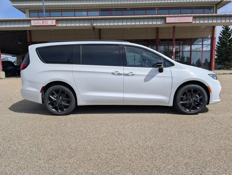 2026 Chrysler Pacifica Select, bílá, 16 km, dovoz Kanada — foto 8 z 12