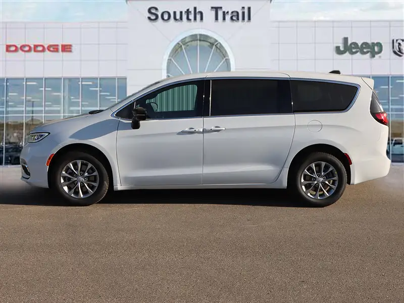 2026 Chrysler Pacifica Select, bílá, 12 373 km, dovoz Kanada — foto 3 z 12