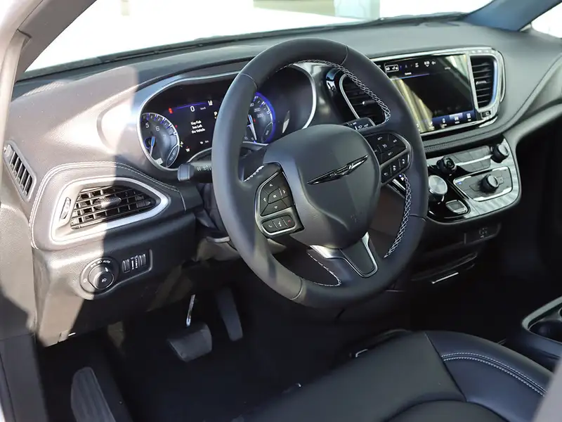 2026 Chrysler Pacifica Select, bílá, 12 373 km, dovoz Kanada — foto 5 z 12