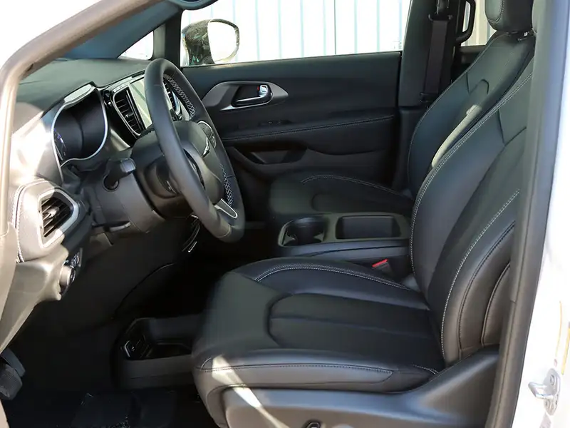2026 Chrysler Pacifica Select, bílá, 12 373 km, dovoz Kanada — foto 6 z 12