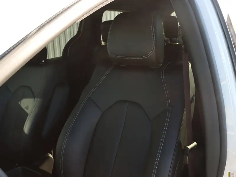 2026 Chrysler Pacifica Select, bílá, 12 373 km, dovoz Kanada — foto 7 z 12