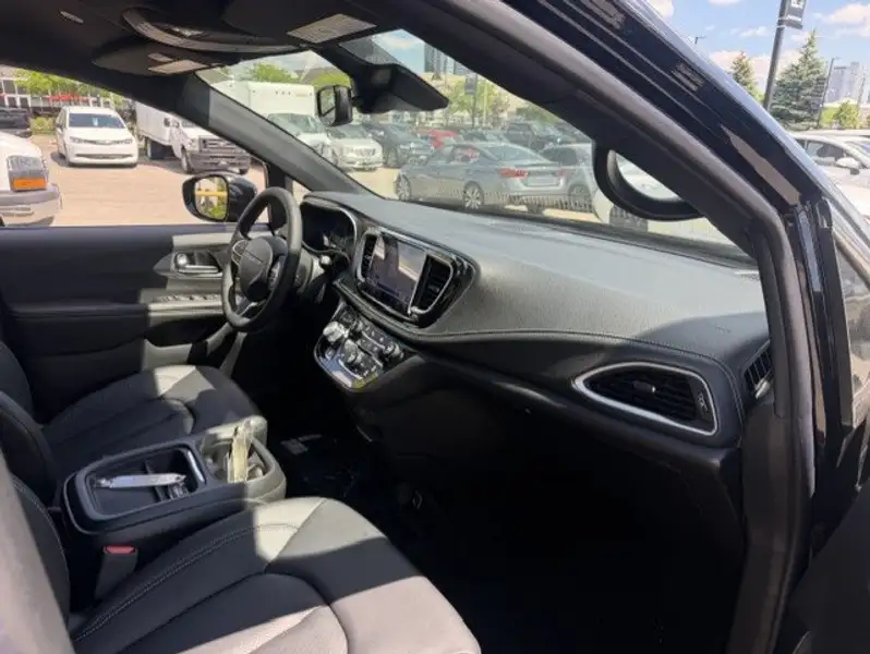 2027 Chrysler Pacifica SELECT 360 SURROUND VIEW CAMERA SYSTEM, černá, 18 km, dovoz Kanada — foto 8 z 12