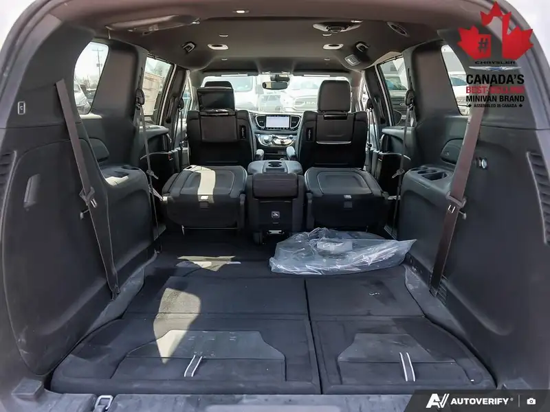 2026 Chrysler Pacifica Select, bílá, 0 km, dovoz Kanada — foto 11 z 12