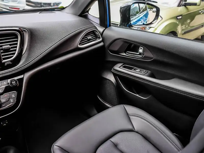 2027 Chrysler Pacifica Select, modrá, 50 km, dovoz Kanada — foto 11 z 12