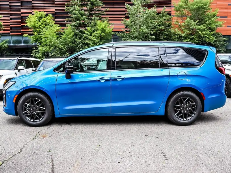 2027 Chrysler Pacifica Select, modrá, 50 km, dovoz Kanada — foto 4 z 12