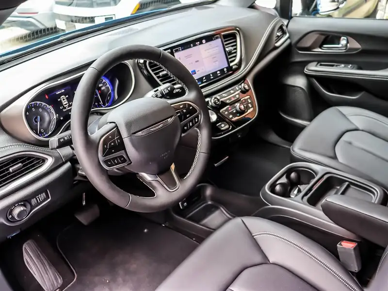 2027 Chrysler Pacifica Select, modrá, 50 km, dovoz Kanada — foto 6 z 12