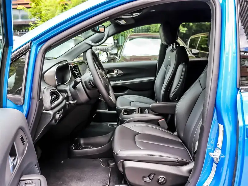 2027 Chrysler Pacifica Select, modrá, 50 km, dovoz Kanada — foto 7 z 12
