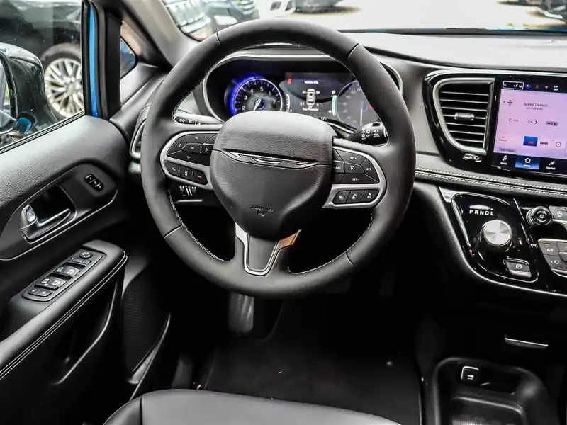 2027 Chrysler Pacifica Select, modrá, 50 km, dovoz Kanada — foto 9 z 12
