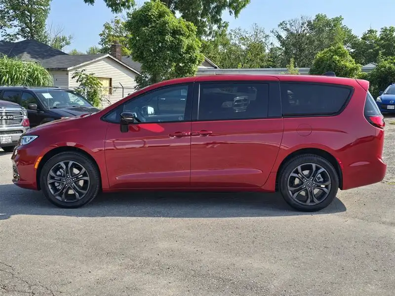 2026 Chrysler Pacifica Select Awd, červená, 15 km, dovoz Kanada — foto 2 z 12