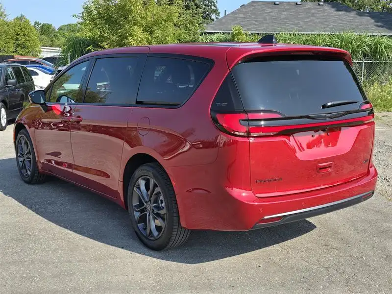 2026 Chrysler Pacifica Select Awd, červená, 15 km, dovoz Kanada — foto 3 z 12