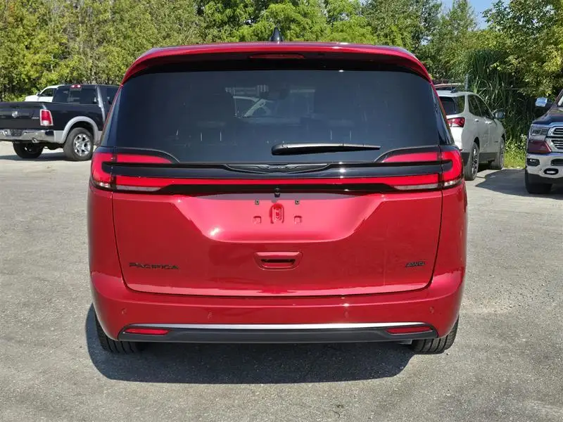 2026 Chrysler Pacifica Select Awd, červená, 15 km, dovoz Kanada — foto 4 z 12