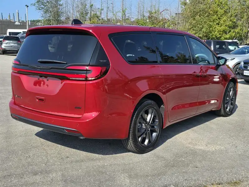 2026 Chrysler Pacifica Select Awd, červená, 15 km, dovoz Kanada — foto 5 z 12