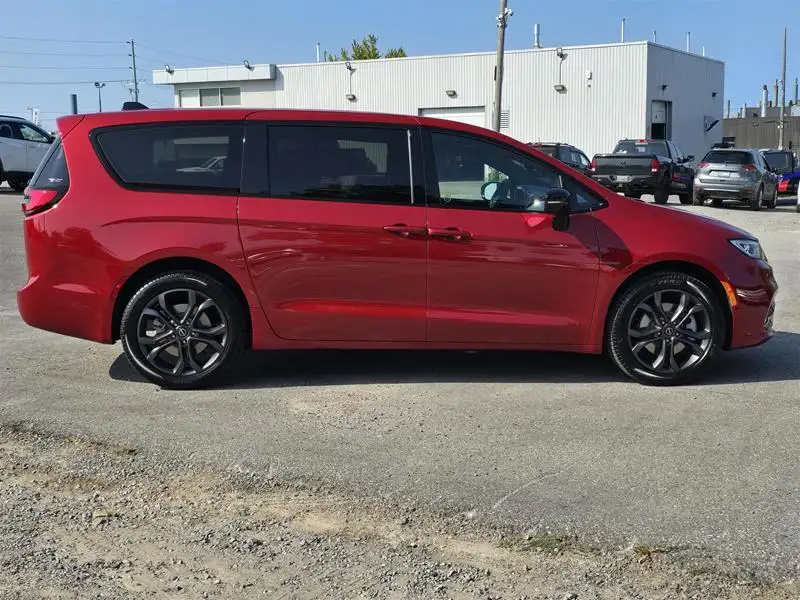 2026 Chrysler Pacifica Select Awd, červená, 15 km, dovoz Kanada — foto 6 z 12