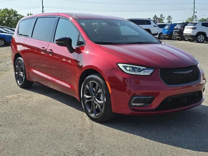 2026 Chrysler Pacifica Select Awd, červená, 15 km, dovoz Kanada — foto 7 z 12