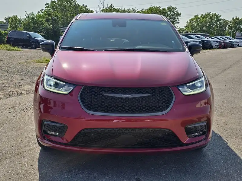 2026 Chrysler Pacifica Select Awd, červená, 15 km, dovoz Kanada — foto 8 z 12
