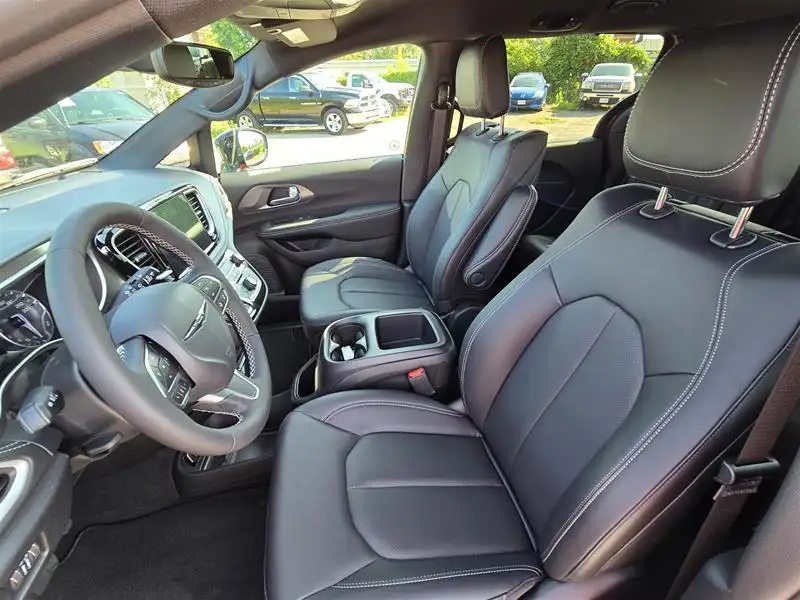 2026 Chrysler Pacifica Select Awd, červená, 15 km, dovoz Kanada — foto 9 z 12