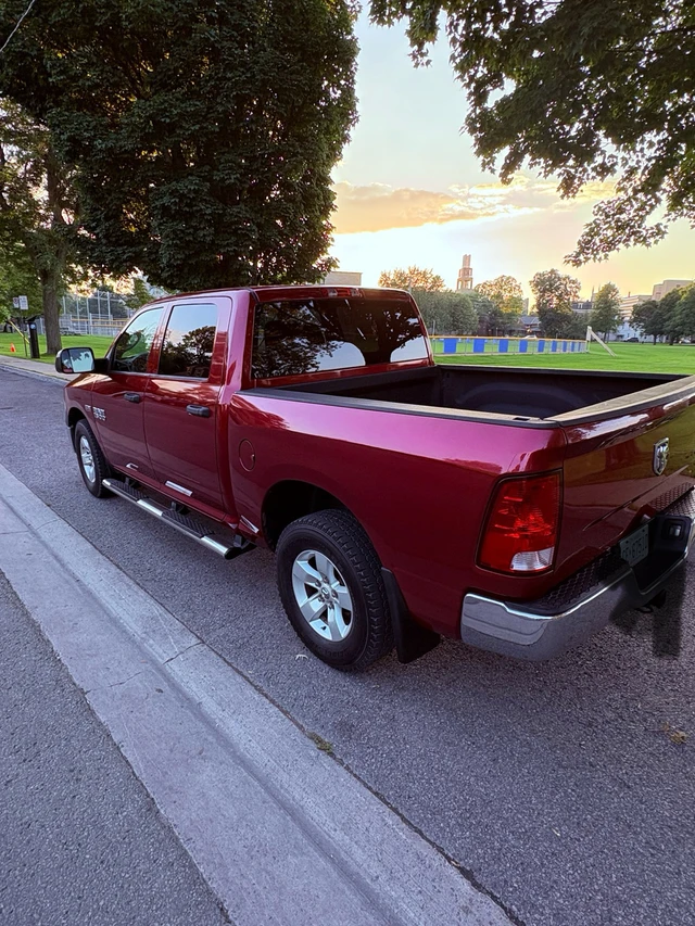2015 RAM 1500, červená, 120 km, dovoz Kanada — foto 4 z 5