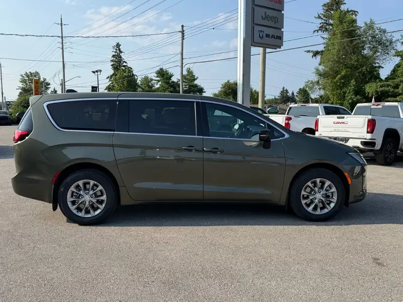 2027 Chrysler Pacifica Select, zelená, 11 km, dovoz Kanada — foto 9 z 12