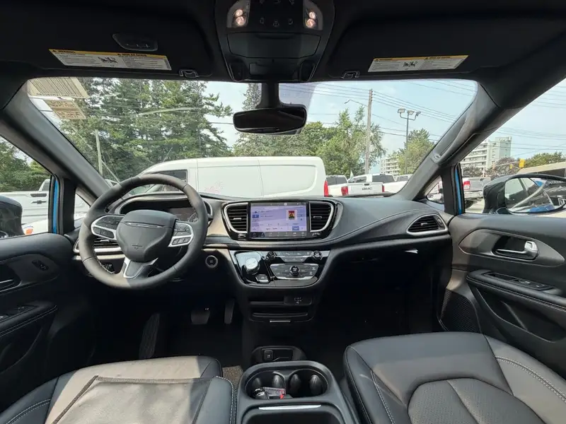 2027 Chrysler Pacifica Select, modrá, 15 km, dovoz Kanada — foto 12 z 12
