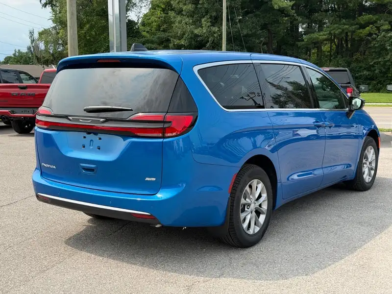 2027 Chrysler Pacifica Select, modrá, 15 km, dovoz Kanada — foto 8 z 12