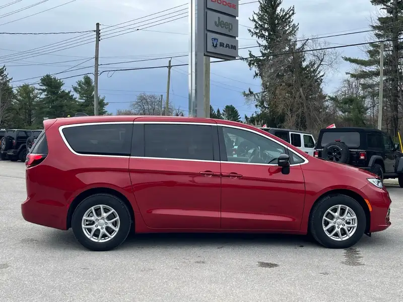 2026 Chrysler Pacifica Select, červená, 10 km, dovoz Kanada — foto 9 z 12